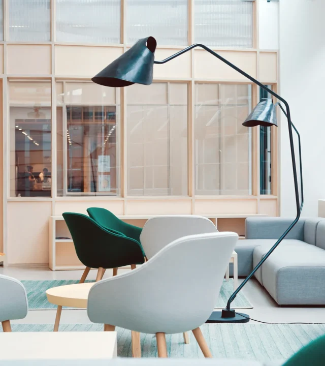 Kontorsutrymme under renovering med byggmaterial och pågående arbete.