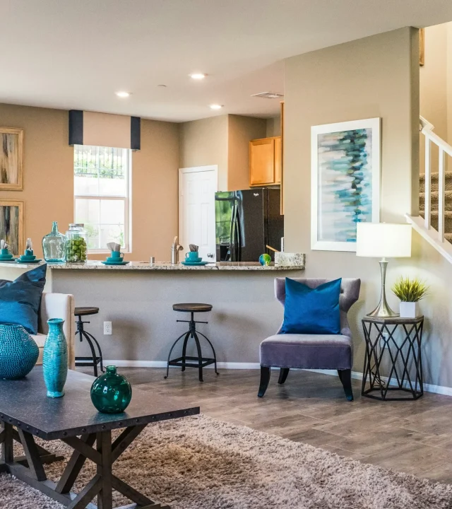 Vardagsrum med soffa, soffbord och hemtrevlig inredning i naturligt ljus.