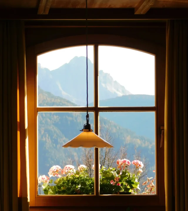 Stort, rent fönster med vackert ljusinsläpp och utsikt.