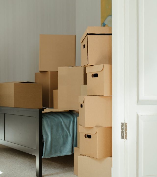 Flyttkartonger staplade och klara för transport vid flytt.